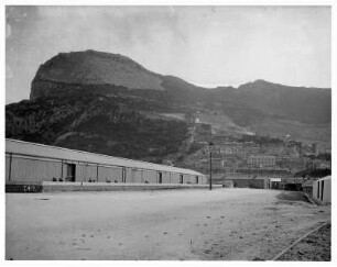Häuser von Gibraltar gegen Felsenlandschaft : Mittelmeerreisen. Häuser von Gibraltar gegen Felsenlandschaft
