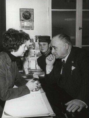 B. Gigli, Im Hotel Steinplatz Berlin am Auskunftstand