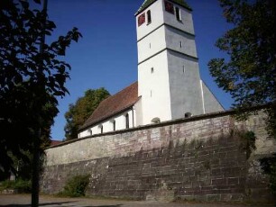 Ansicht von Südosten mit Kirche (Kirchtum im Kern Frühgotischer Chorturm-Glockenstube im 19 Jh erneuert) über Kirchhofmauer (Wehrgang mit Steinbrüstung im 19 Jh abgetragen)