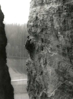 Sächsische Schweiz. Bielatal, Hauptwiesenstein. Seilschaft K. Gonda, G. Junghans, G. Straube und G. Walpert bei der 10. Begehung der Rostkante (VIIIb) mit Ausstiegsvariante. 3.8.1947
