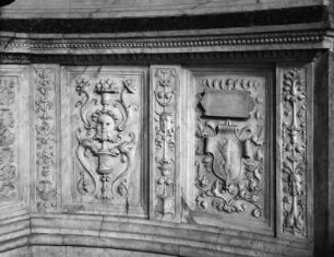Brüstung mit Masken und heraldischen Symbolen