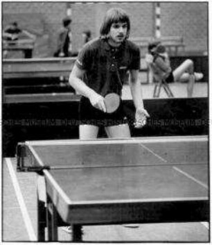 Mann beim Tischtennisspielen (Altersgruppe 14-17)
