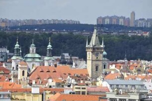 Stadtübersicht von Prag : Vom Turm des Neustädter Rathauses am Karlsplatz bietet sich ein guter Rundblick über die Altstadt von Prag. Bild: rechts der Altstädter Rathausturm, aufgenommen 2008