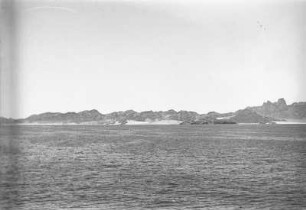Vor der Küste von Aden : Blick vom Meer auf die Küste von Aden
