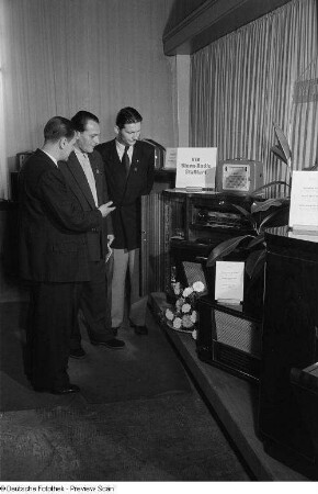Radiogeräte des VEB Stern-Radio Straßfurt auf der Leipziger Herbstmesse 1954