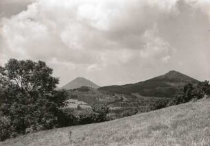 Böhmisches Mittelgebirge. Kletschen (705 m). Blick vom Sannastein bei Dubkowitz nach Westen. Im Hintergrund links der Milleschauer (835 m)