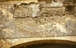 Hausruine in Weimar : An einer Hausruine im Stadtzentrum ist noch zu erkennen, dass das Gebäude einen Malerbetrieb beherbergte. Aufgenommen ca. 1982 in Weimar