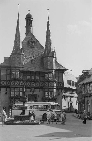 Ansicht des Marktplatzes von Wernigerode mit dem Rathaus, dem Wohltäterbrunnen und einem Omnibus