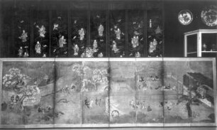 Setzschirm, 8-teilig, mit Szenen aus dem japanischen Leben (zur Kirschblüte. Hanami) : Dresden. Sammlung Tikotin. Raumaufnahme mit 8-teiligem Setzschirm mit Szenen aus dem japanischen Leben (zur Kirschblüte. Hanami). Malerei auf Papier? (17. Jahrhundert)