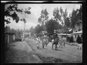 Addis Abeba (Äthiopien): Straßenszene ("Hauptstraße Ras Makonnen") mit Passanten, im Hintergrund ein Triumphbogen über der Straße