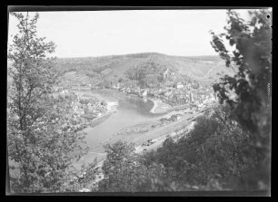 Blick auf Bahnhofsgelände, Mainspitze, Innenstadt und Burg