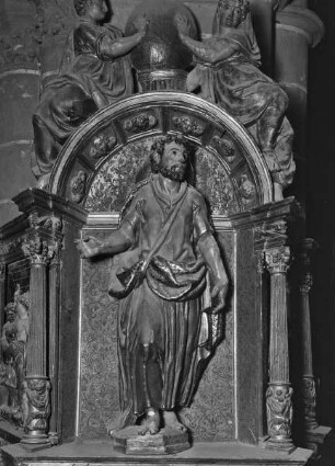 Linker Seitenaltar, Frontalseite oben: Heiligenfigur