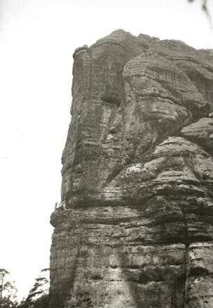 Sächsische Schweiz. Schmilkaer Felsrevier.Rauschenstein.Seilschaft Karlheinz Gonda, G. Junghans u. G. Walpert bei der Erstbegehung (des Günther-Sturm-Gedächtniswegs, der Südwestkante) der Gonda-Kante. 4.7.1948 (VIIIa)