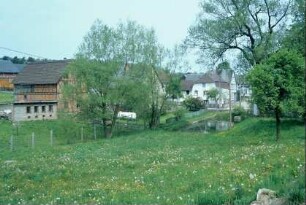 Dorfansicht mit Teich, Häusern