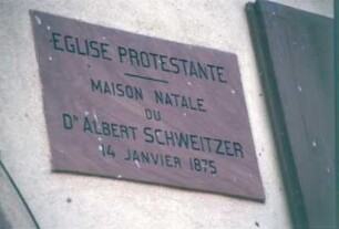 Haustafel für Albert Schweitzer an seinem Geburtshaus (Albert-Schweitzer-Museum). Kaysersberg (Haut-Rhin), Rue du Général de Gaulle 126