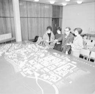 Frauenbildung in der Betriebsakademie des VEB Industrieprojekt: Architekturmodell von Berlin-Mitte mit Alexanderplatz