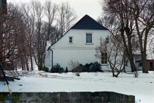 Willendorf 5: Hofanlage: Wohnhaus: Giebelseite: rechts rückwärtige Anbauten: Bäume: Schnee