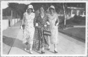 Göhren. Drei Frauen auf der Promenade