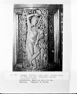Evangelienkanzel Heinrichs II. in geschlossenem Zustand mit Treppenrampe — Ambo Heinrichs II. in geöffnetem Zustand — Bacchus