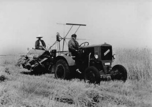 Traktor Normag mit Mähbinder