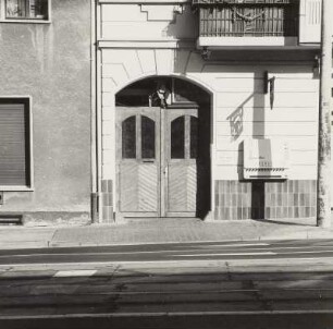 Wohnhaus mit Laden