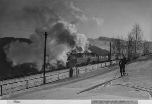 Geisingberg bei Altenberg, Schmalspurbahn mit zwei Lokomotiven am Osthang des Berges bergwärts fahrend