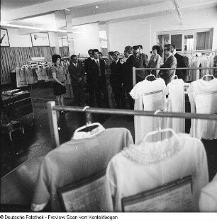 Großhandelskontor Textil Rosenstraße in Dresden, Besuch des syrischen Ministers für Handel und Versorgung im Großhandelskontor (-kombinat?) Textil, 2. von rechts: Horst Butziger, Leiter der Abteilung Handel und Versorgung beim Rat des Bezirks Dresden