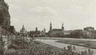 Dresden, Blick vom Neustädter Elbufer oberhalb der Marienbrücke nach Südosten auf die Altstadt