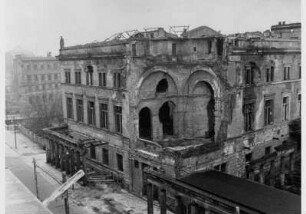 Blick auf den zerstörten Übergang und die zerstörte Fassade des Neuen Museums