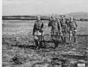 Wilhelm II. und der Kronprinzen nehmen in den Vogesen eine Parade ab