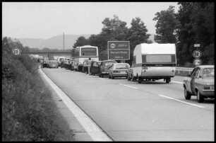 Weil: Autobahn, Stau vor dem Grenzübergang, vor der Eröffnung des neuen Grenzübergangs