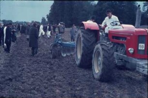 Fotografie: Scheibenpflug, Standardtraktor