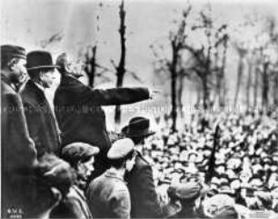 Karl Liebknecht spricht auf einer Demonstration des Spartakusbundes in der Siegesallee