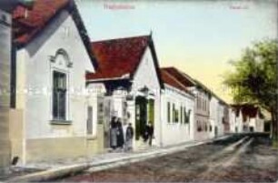 Ansicht der Eisenbahnstraße in der ungarischen Stadt Nagymaros