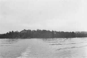 See : Gebäude am Ufer eines Sees.