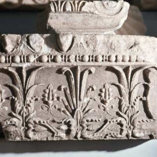 Thasos, Limenas Thasou, Archäologisches Museum : Thasos, Limenas Thasou, Archäologisches Museum, Architekturfragment, Zierfries mit Blüten und Palmetten von der Agora der antiken Stadt Thasos