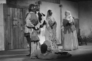 Szenenbilder aus "Don Quichote", Schauspiel von Michail Bulgakow nach Miguel de Cervantes. Theater der Freundschaft Berlin, DDR-Erstaufführung 22.06.1974