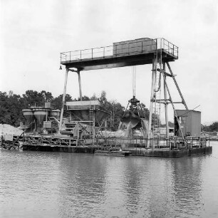Naßbaggerung in Seitenentnahme Oberbruch Schwimmgreifer