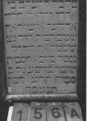 Grabstein 156 (Index: 99608840) Material: Sandstein Zustand: gut Maße HxBxT: 122x52x20 cm Beschreibung: Stele, getreppter Sockel, Segmentbogen mit Rundbogenfries, Schrifttafel Symbolik: Schofar Besonderheit: kulturhistorisch wertvoll / hist.-wiss. Gründe (Gemeindestellung): Grabstein 156A