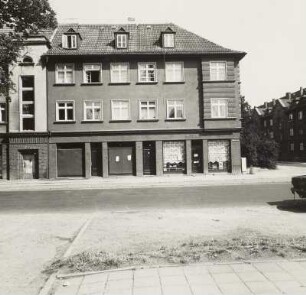 Wohnhaus mit Läden