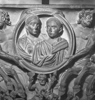 Sarkophag mit Bacchus, Ariadne und Bacchanal, im Medaillon die Verstorbenen