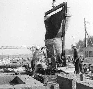 Gersdorf. VEB (B) Betonwerke Chemnitztal, Betriebsteil Betonwerke Gersdorf. Herstellung von Fertigbauteilen für das Bauwesen. Arbeiter beim Schüttgutumschlag