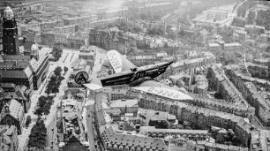 Dresden, Reklameflug : Teil der Altstadt mit ehem. Friedrichsring, Neues Rathaus und Waisenhausstraße gegen ehem. Johann-Georgen-Allee und Deutsches Hygiene-Museum. Ansicht mit Sportflugzeug Klemm L-25 der SA-Fliegersturm-Staffel (Reklameflug für Sturm-Zigarettenfabrik Arthur Dreßler Dresden)