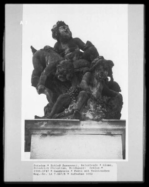Putti mit Weintrauben