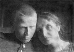 Dix u. meine Schwester Marga : Otto Dix und Marga Kummer. Um 1914. 5 x 7,3 cm. Verso Autograph vom Fotografen "Dix u. meine Schwester Marga (Aufnahme von mir)". Montiert auf Büttenpapier 9 x 12,6 cm. Fotografie aus Teilnachlass Marga Kummer (1892-). Dresden: SLUB Mscr.Dresd.App.2581,12.a