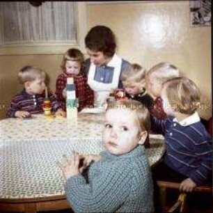 Kinder und Erzieherin in der Kindertagesstätte