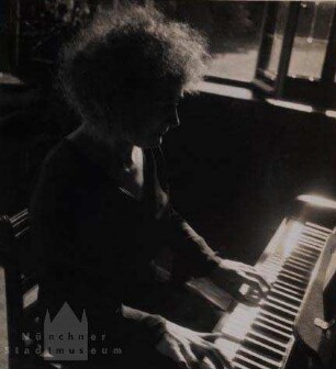 Die Pianistin Elly Ney, klavierspielend