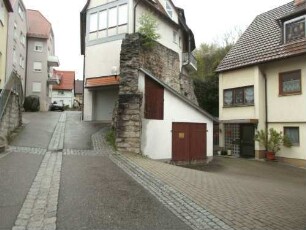 Stadtbefestigung-Ansicht im Osten-Stadtmauer in der hinteren Gasse im Verlauf nach Ostnordosten (Wehrgang mit Steinbrüstung im 18 Jh abgetragen)