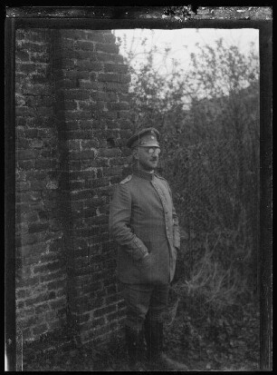 Oberleutnant Knorr bei einer Mauer