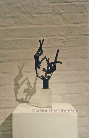 Ausstellung: Fächer Stormarner Künste: Schloß Reinbek: Bronzeplastik "Zwei-Taucher-Gruppe" von Siegfried Assmann